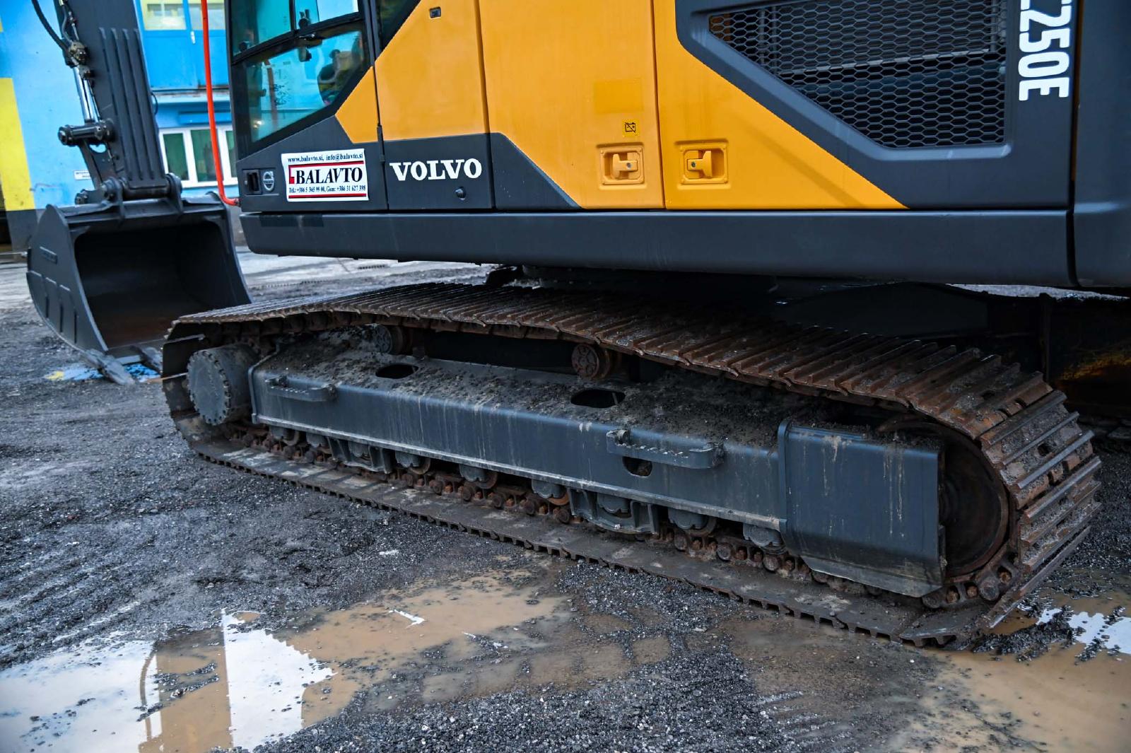 VOLVO EC250ENL crawler excavator