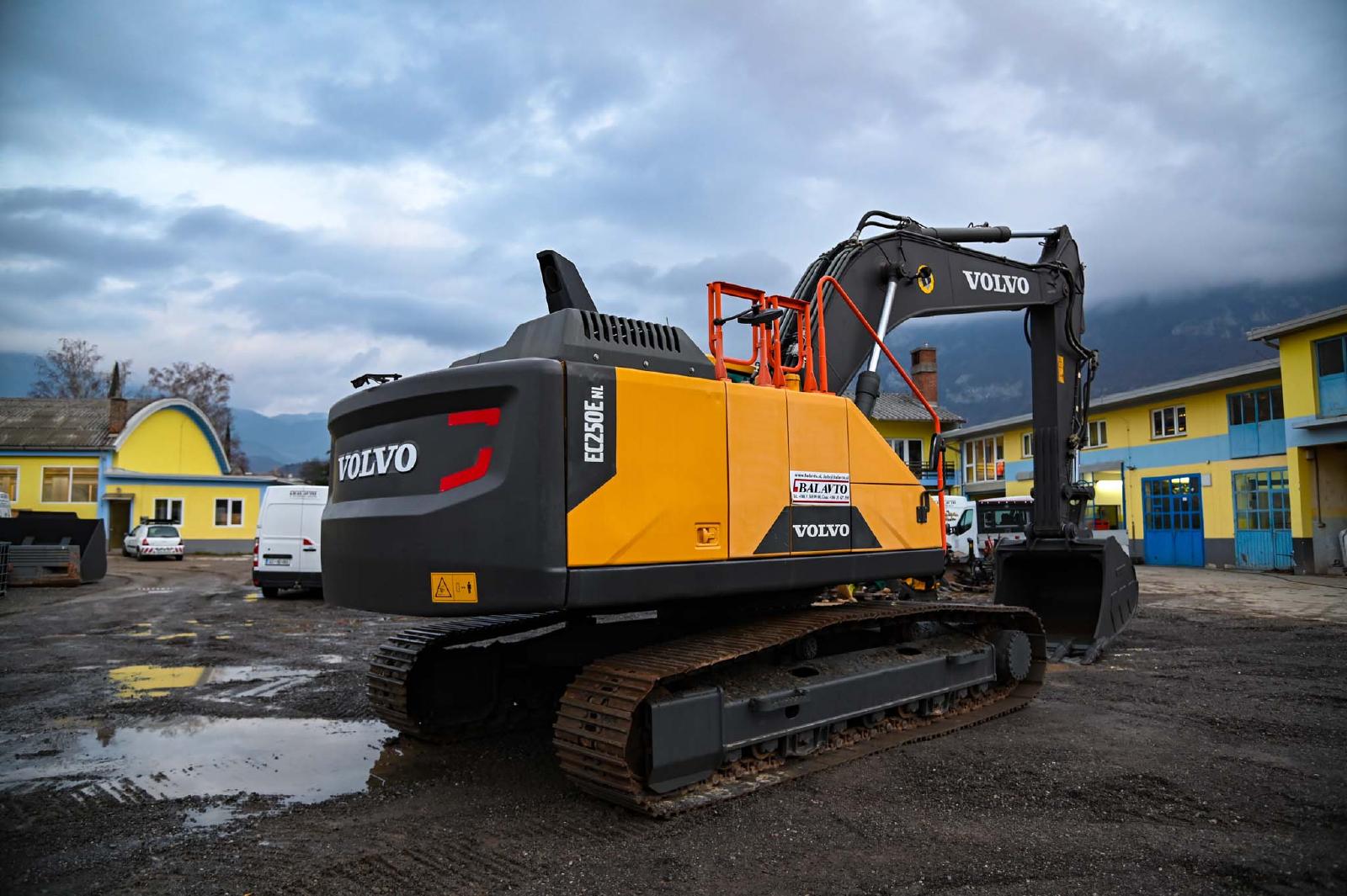 VOLVO EC250ENL crawler excavator