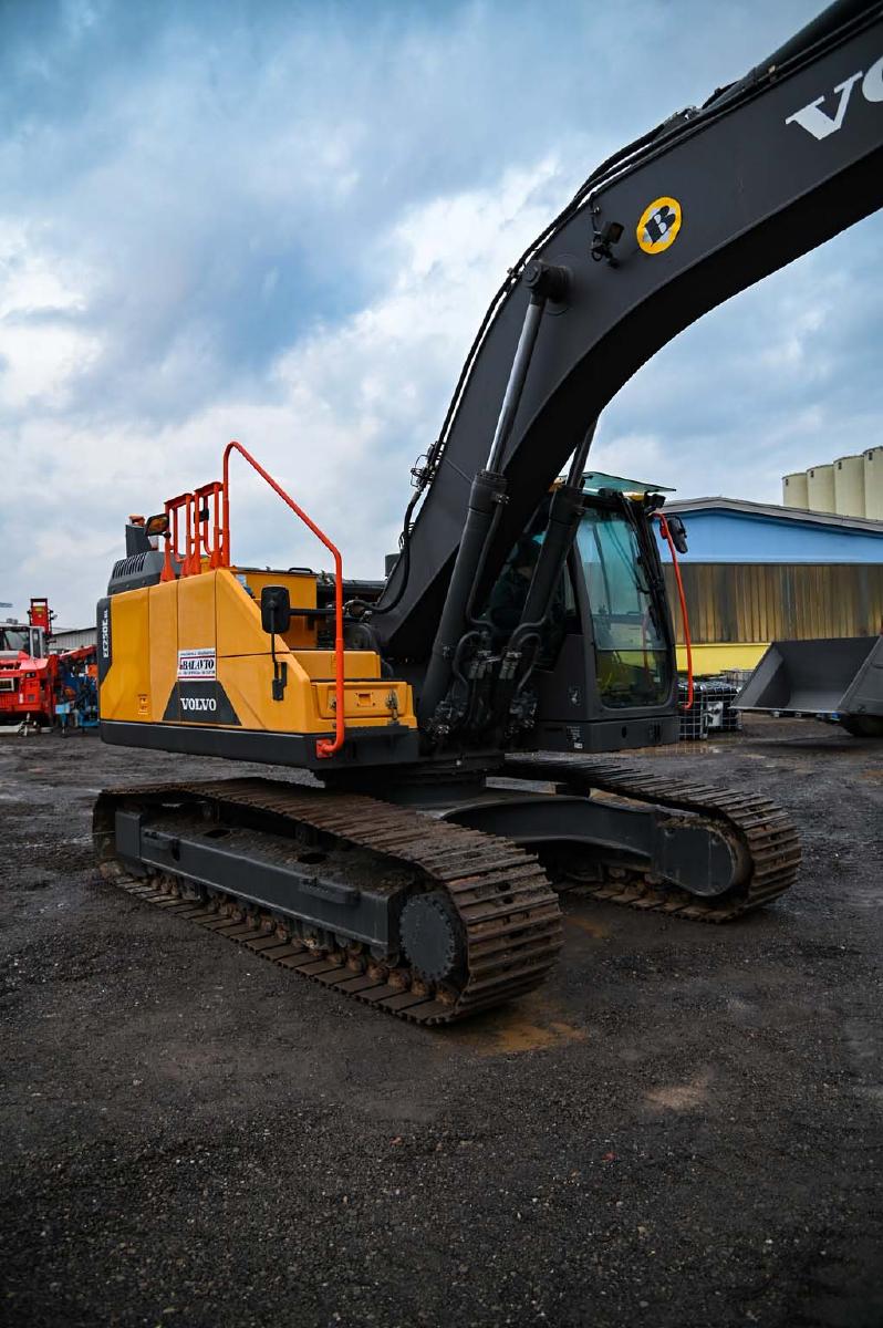 VOLVO EC250ENL crawler excavator