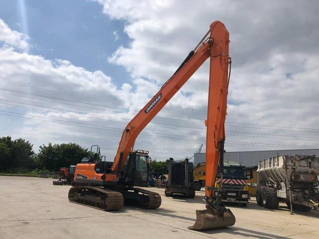 DOOSAN DX225LC-5 crawler excavator