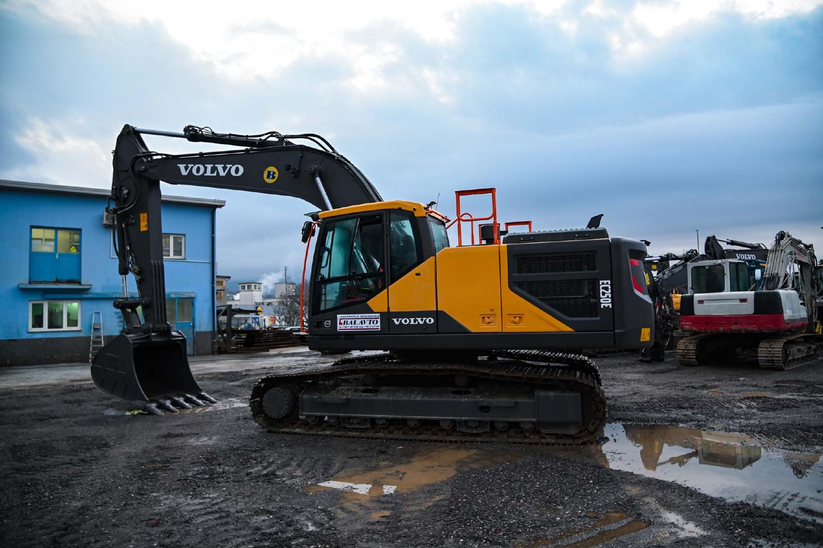 VOLVO EC250ENL crawler excavator