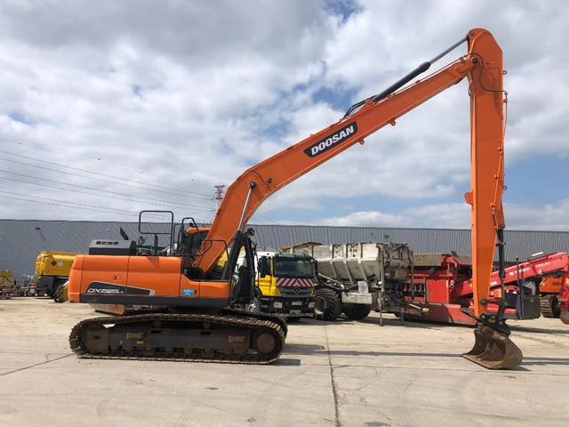 DOOSAN DX225LC-5 crawler excavator