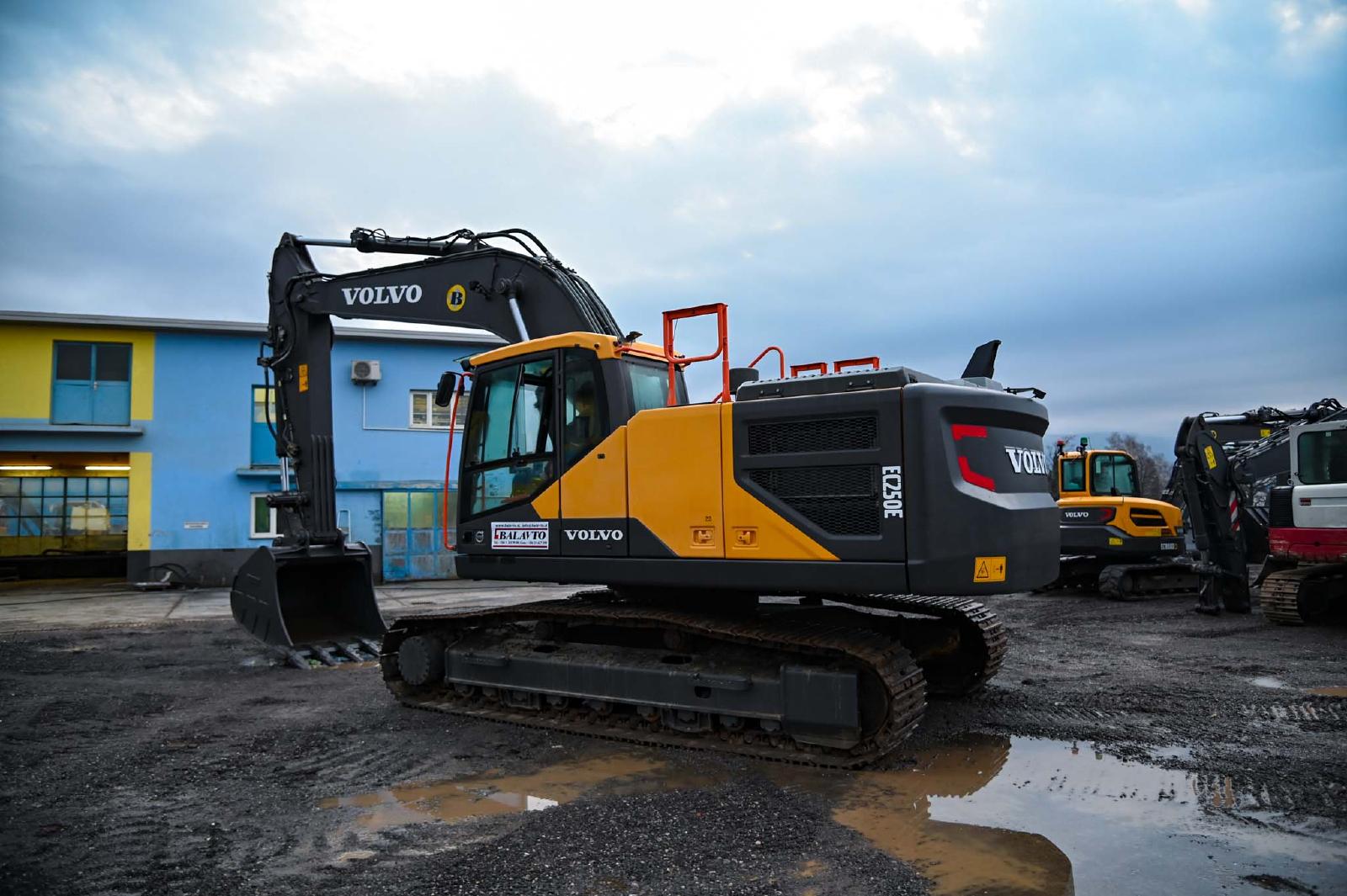 VOLVO EC250ENL crawler excavator