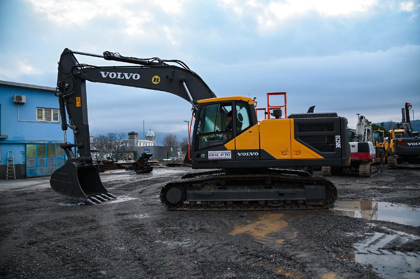 VOLVO EC250ENL crawler excavator