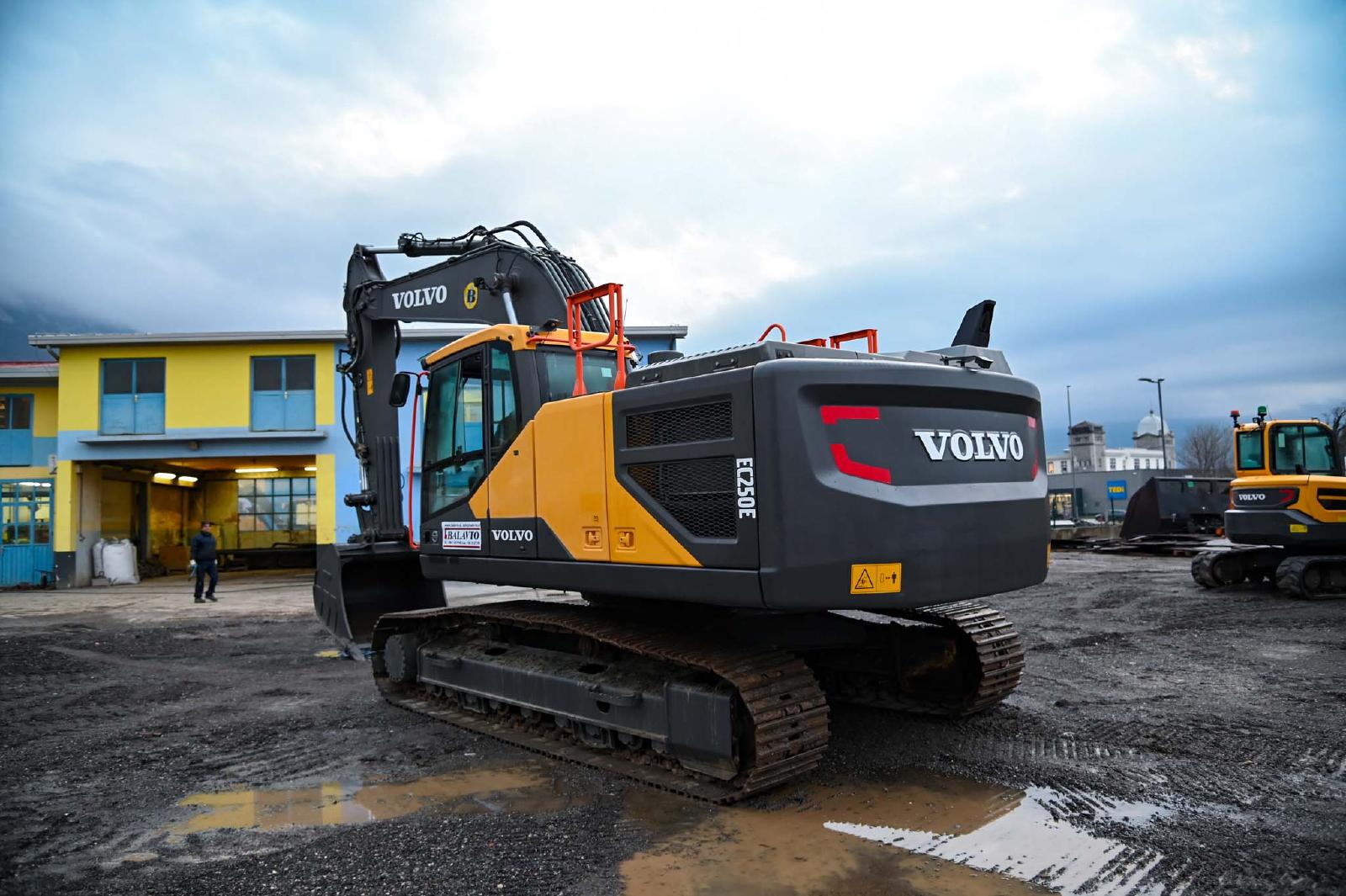 VOLVO EC250ENL crawler excavator