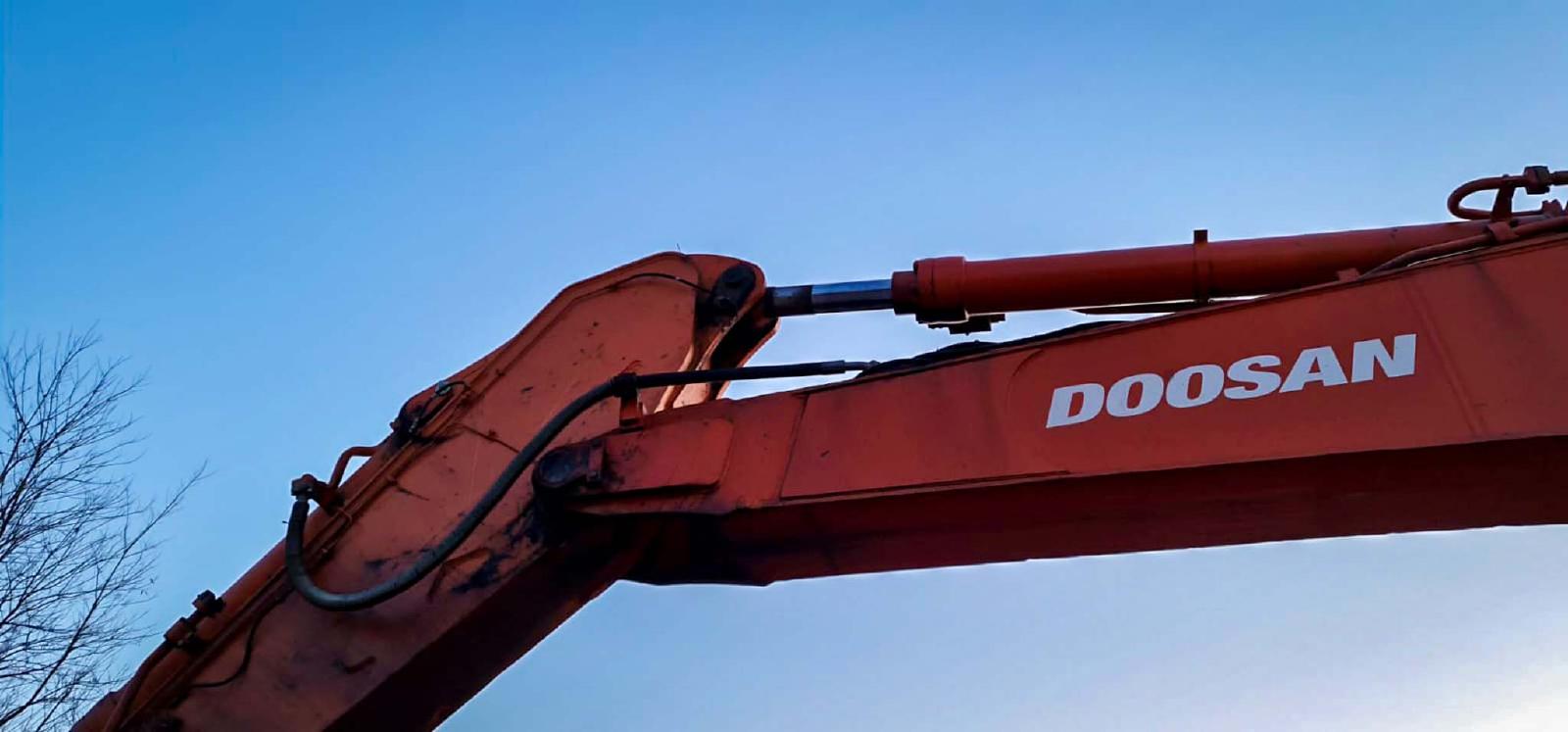 DOOSAN DX 480 LC crawler excavator