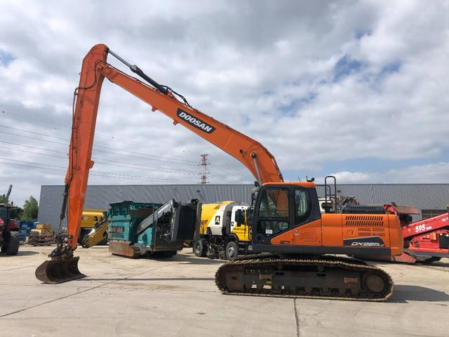 DOOSAN DX225LC-5 crawler excavator