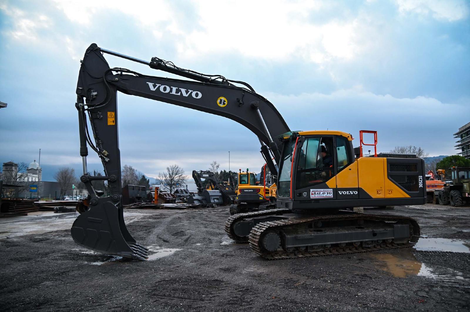 VOLVO EC250ENL crawler excavator