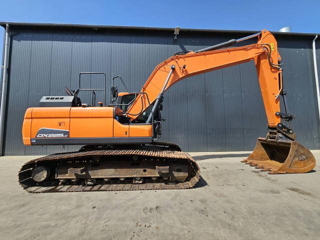 DOOSAN DX225LC-5 crawler excavator