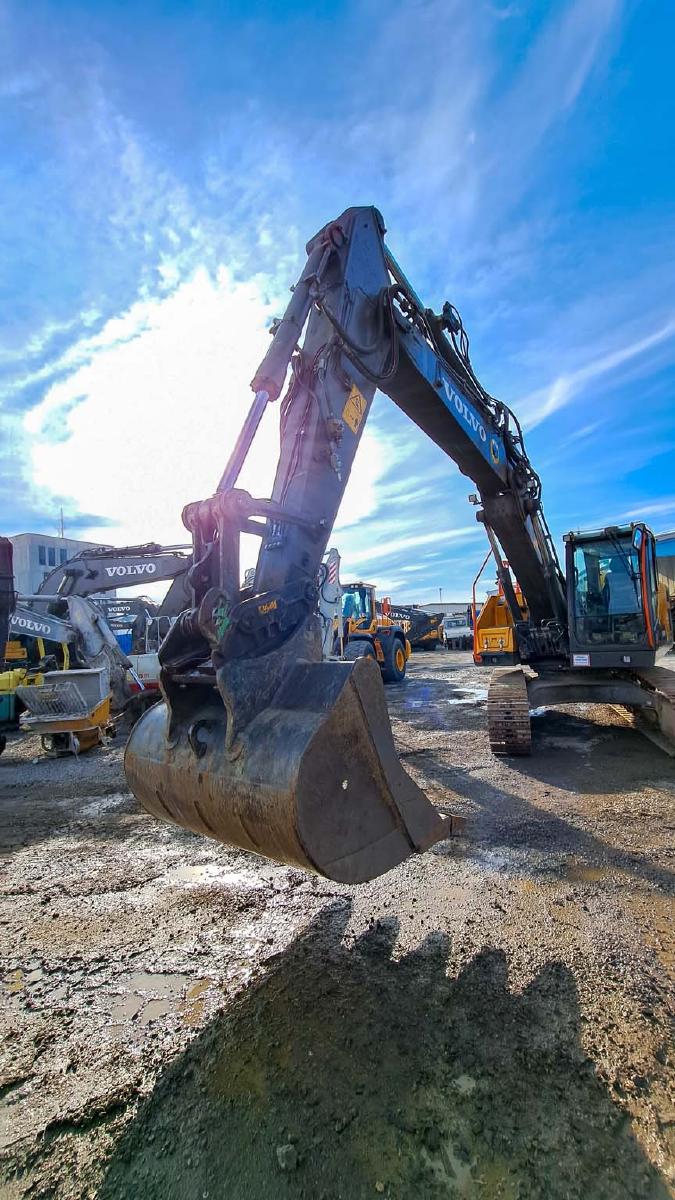 VOLVO EC220ENL crawler excavator