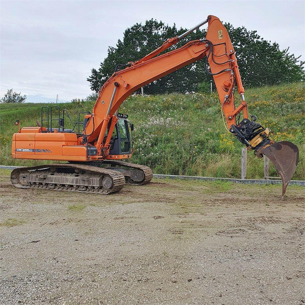 DOOSAN DX 255 LC crawler excavator