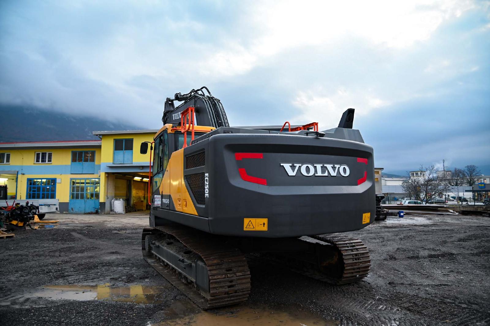 VOLVO EC250ENL crawler excavator