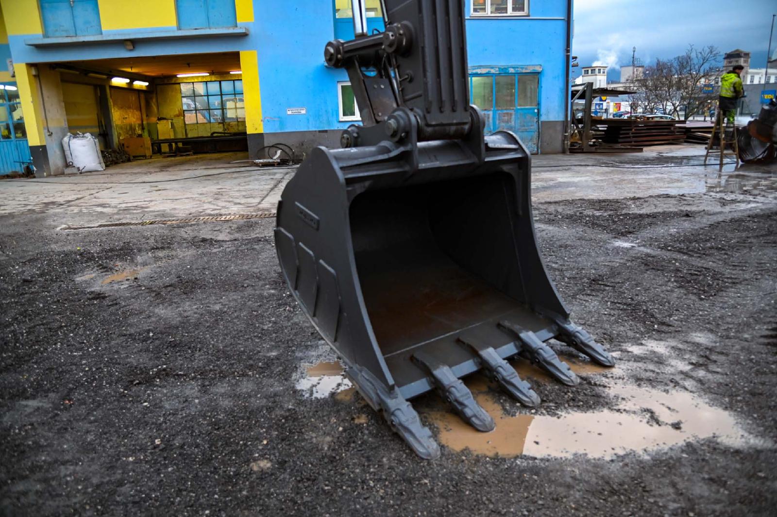 VOLVO EC250ENL crawler excavator