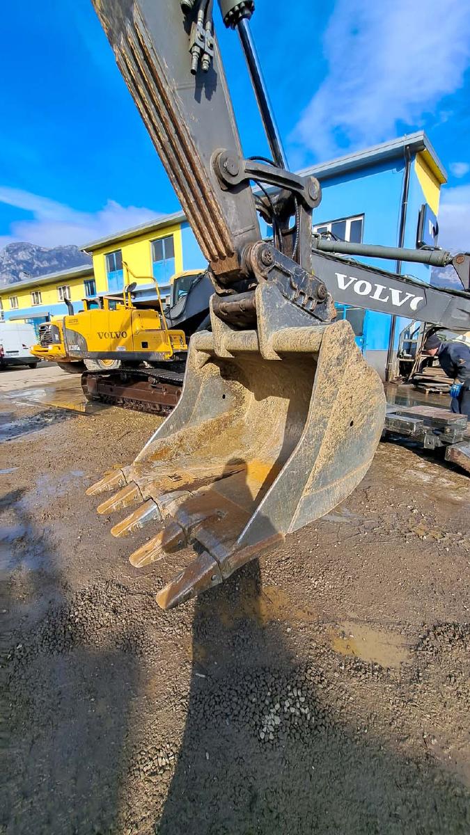 VOLVO EC220ENL crawler excavator