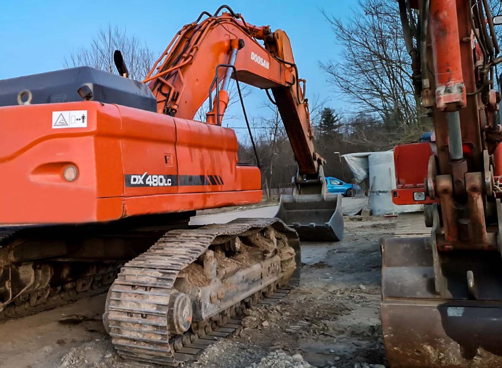 DOOSAN DX 480 LC crawler excavator