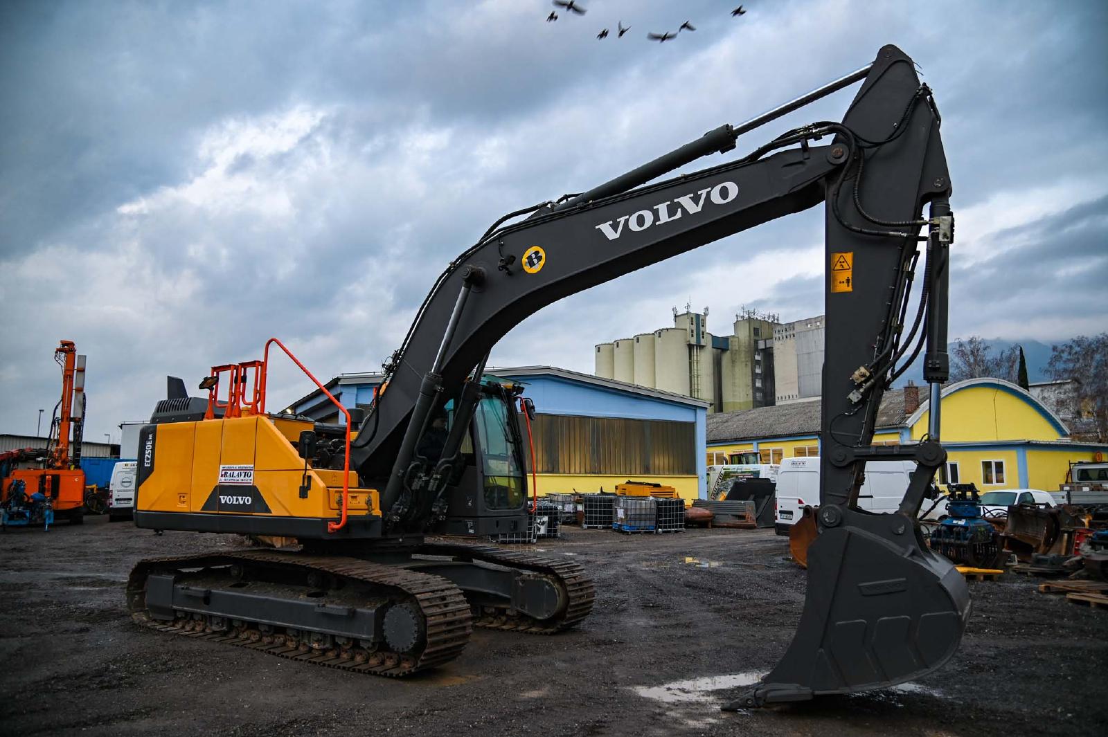 VOLVO EC250ENL crawler excavator