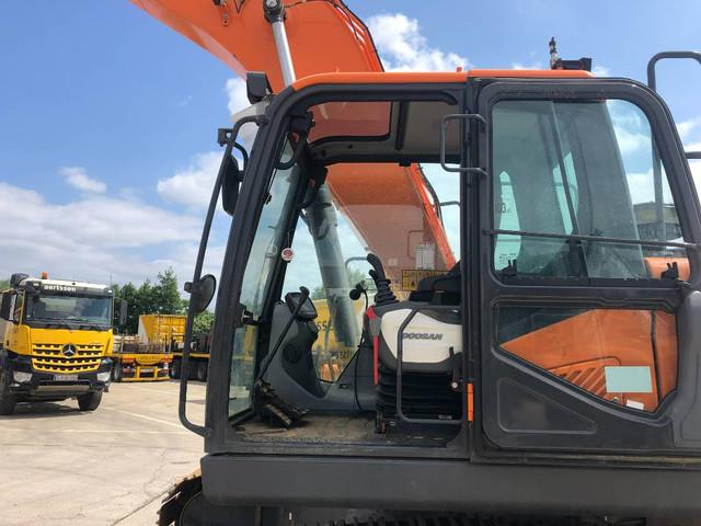 DOOSAN DX225LC-5 crawler excavator