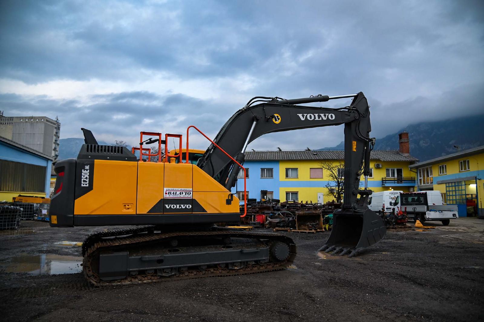 VOLVO EC250ENL crawler excavator