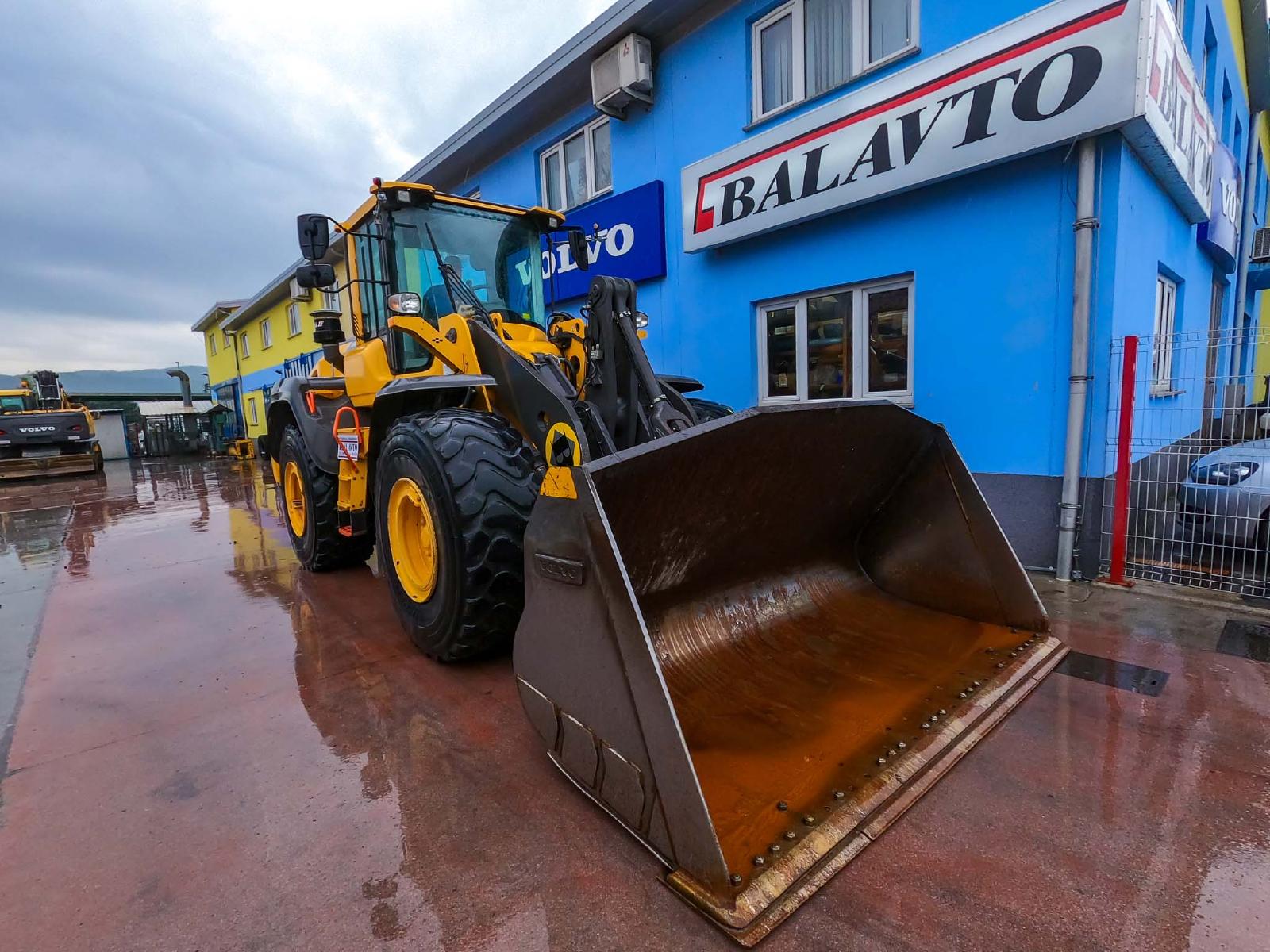 VOLVO L110H front loader