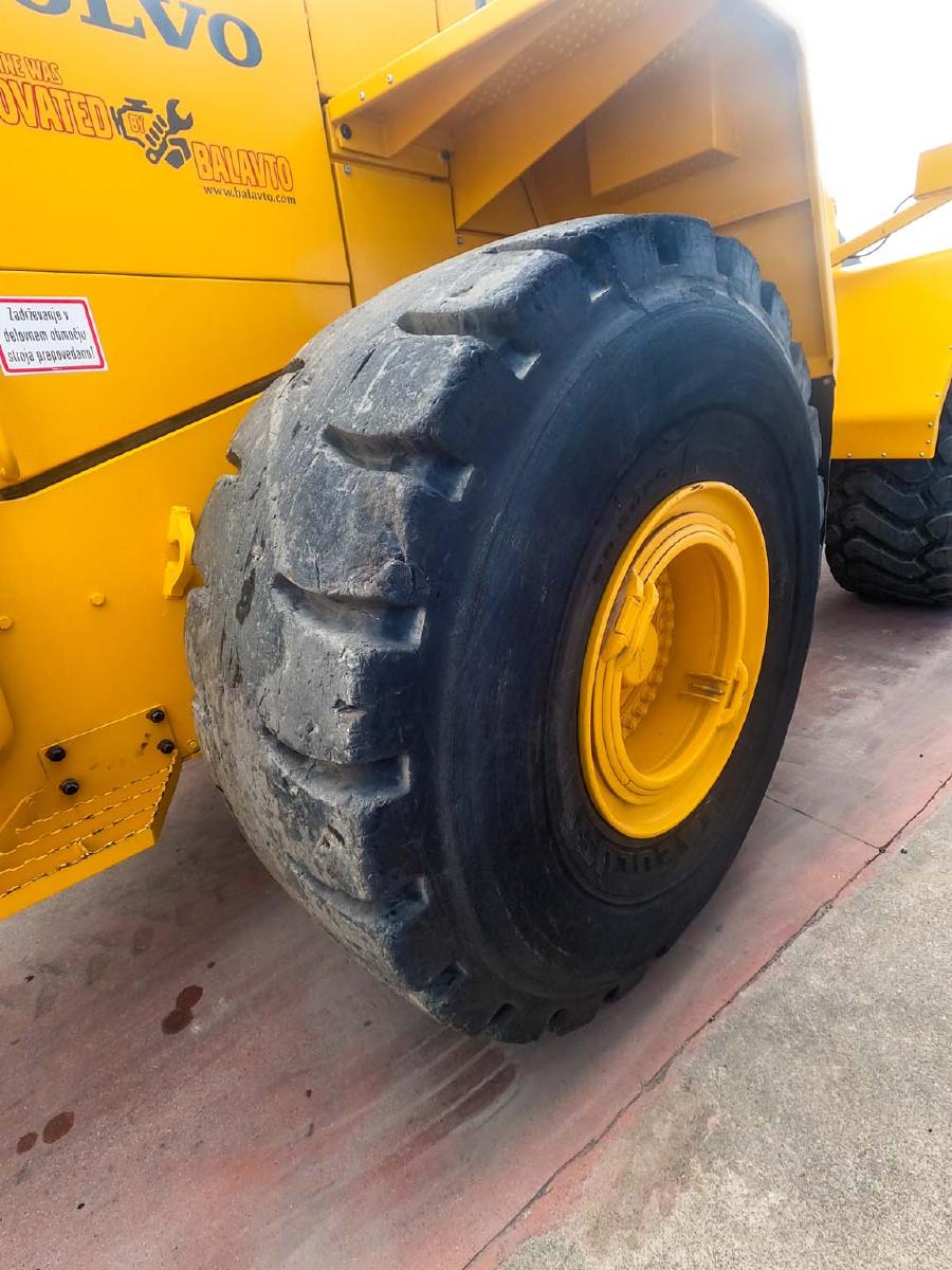 VOLVO L220 front loader