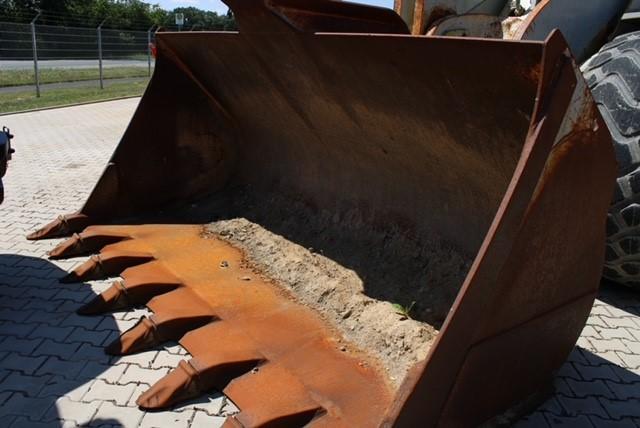 LIEBHERR L 586 front loader