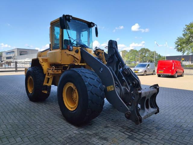 VOLVO L 90 E front loader