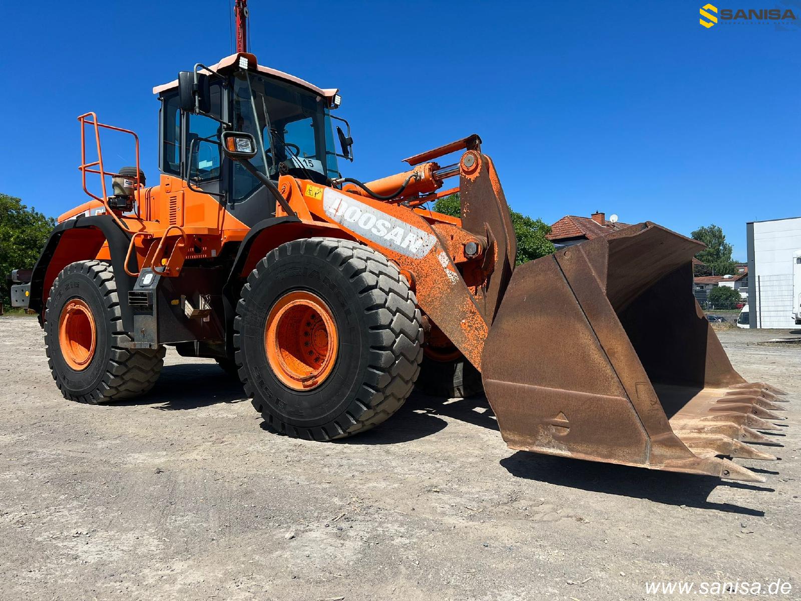 DOOSAN DL300-3 front loader