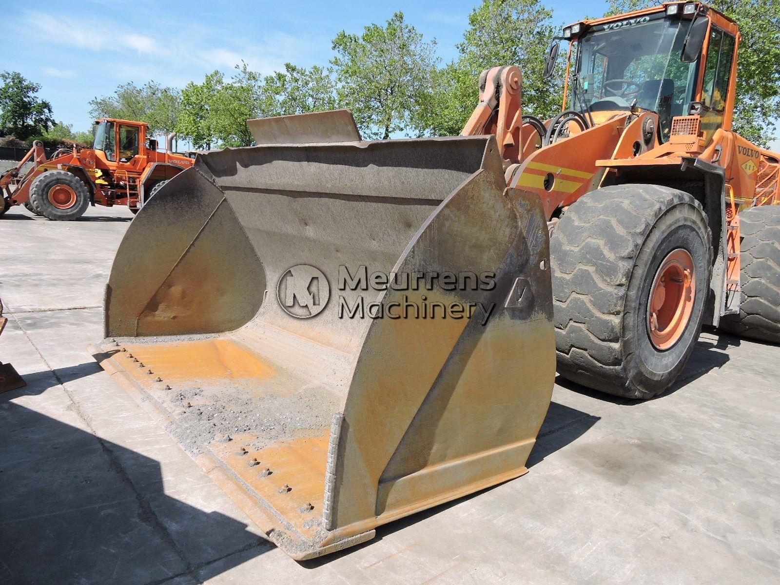 VOLVO L220F front loader