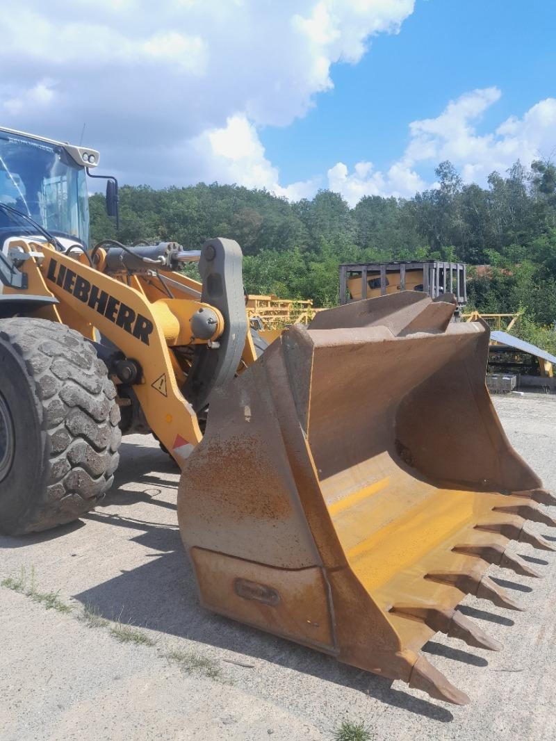 LIEBHERR L 566 front loader