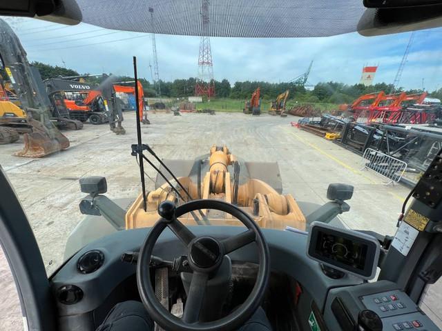 LIEBHERR L 586 front loader