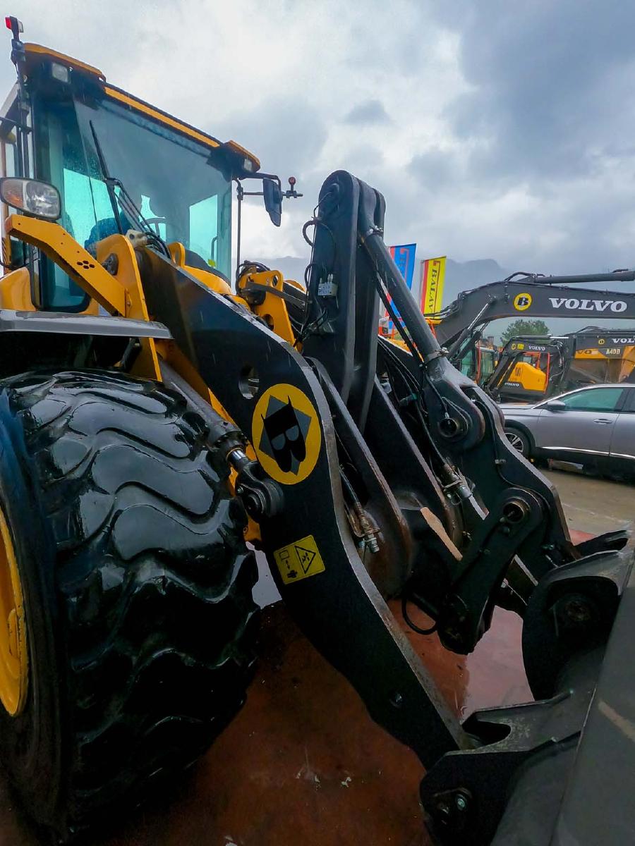 VOLVO L110H front loader