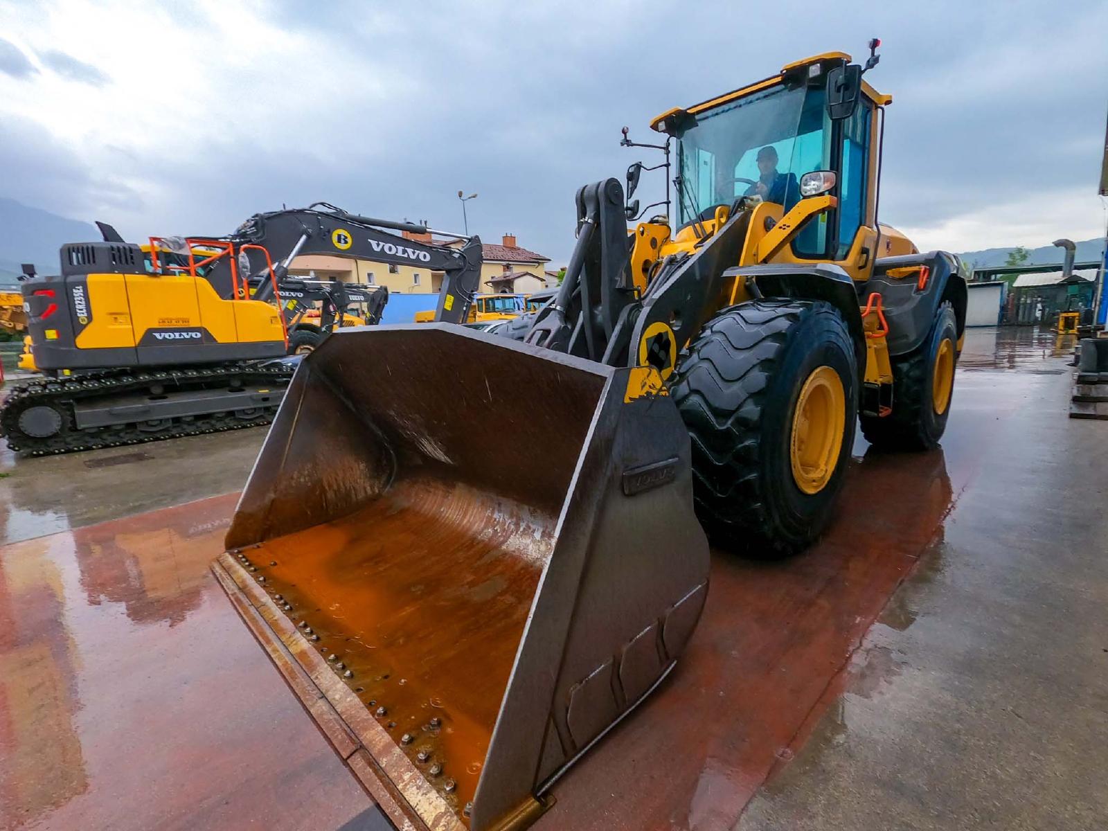 VOLVO L110H front loader