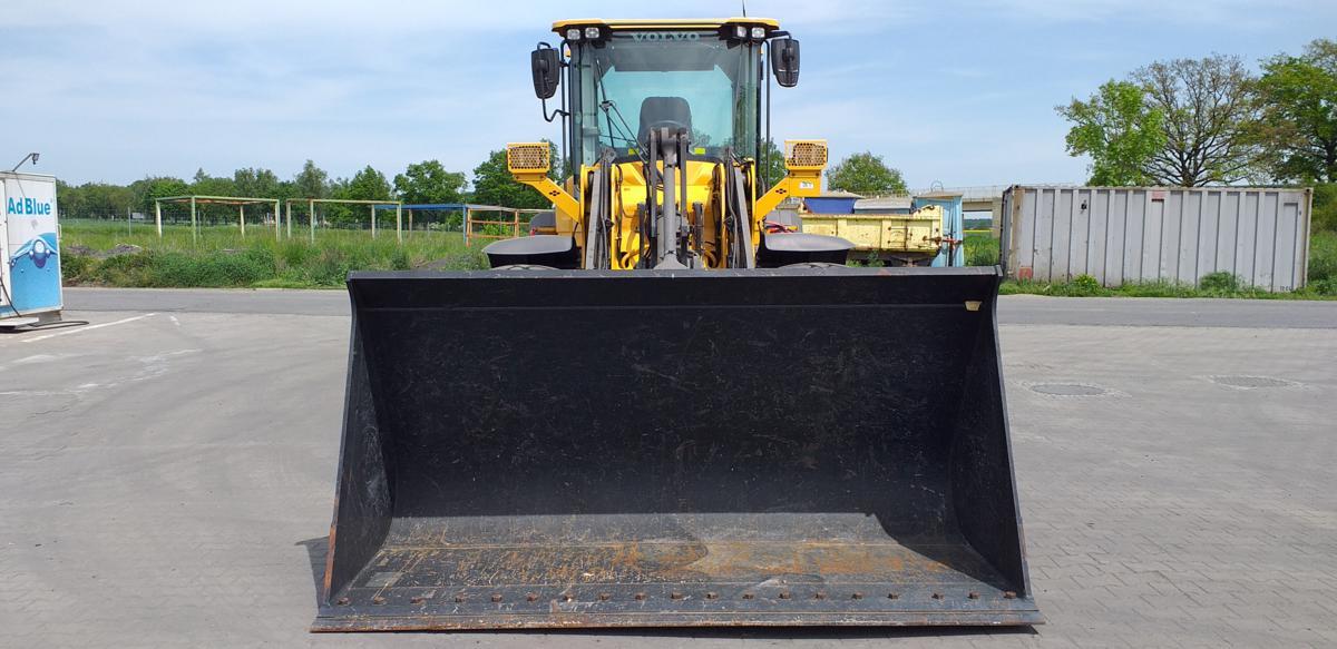 VOLVO L 90 front loader