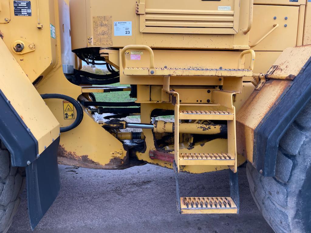 VOLVO L120C front loader