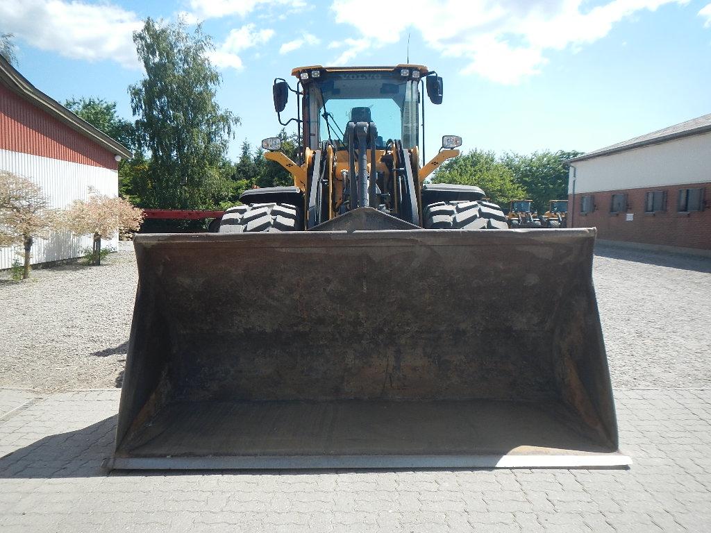 VOLVO L110H front loader