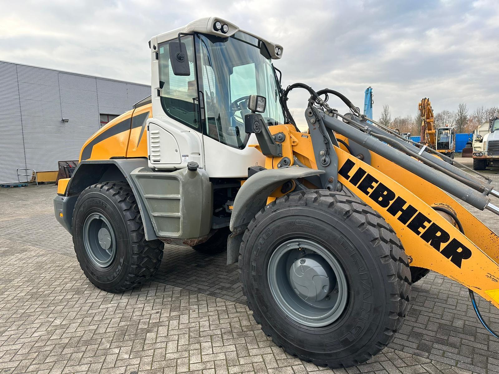 LIEBHERR L 538 front loader