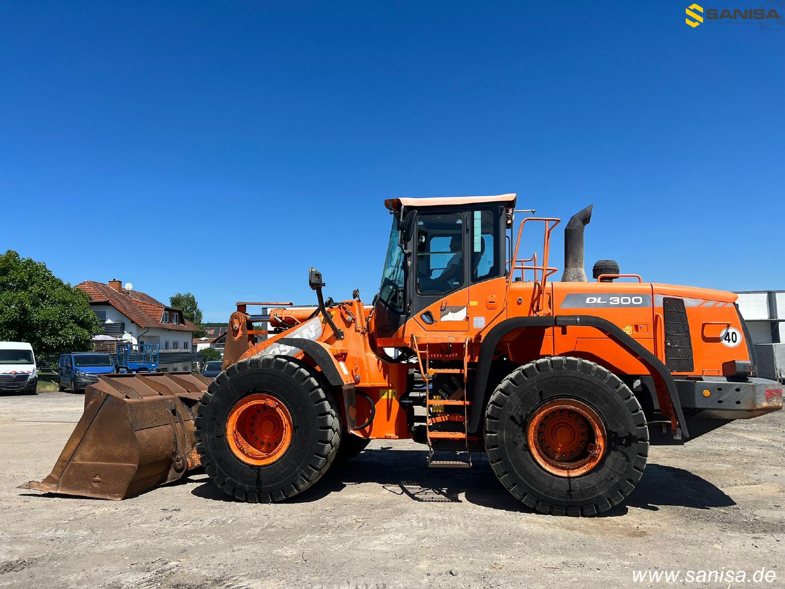 DOOSAN DL300-3 front loader