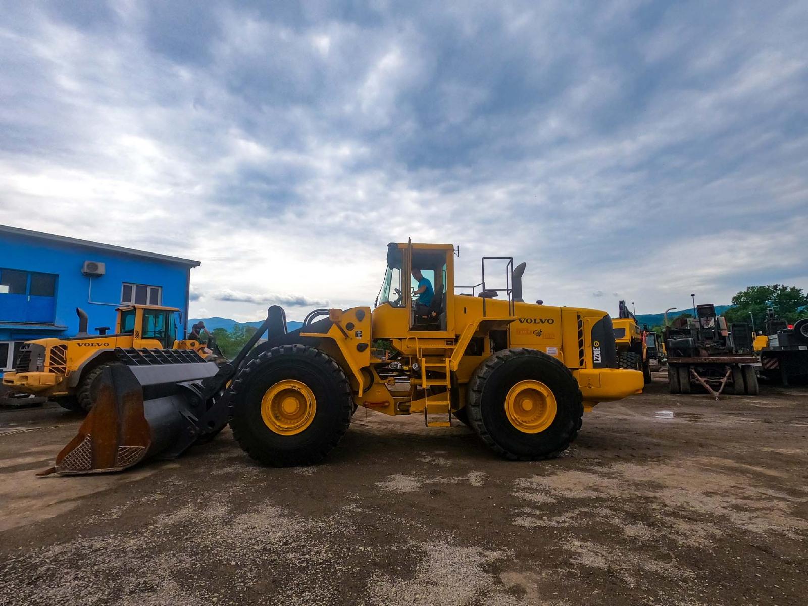 VOLVO L220 front loader