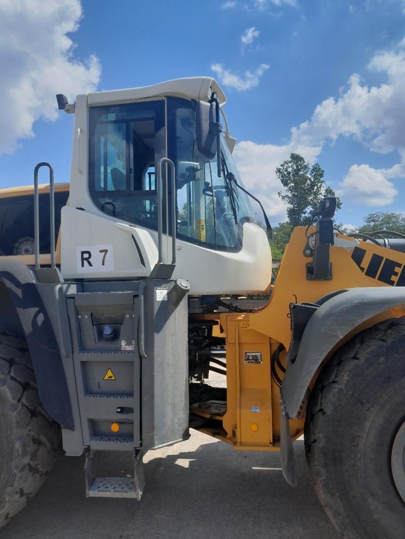 LIEBHERR L 566 front loader