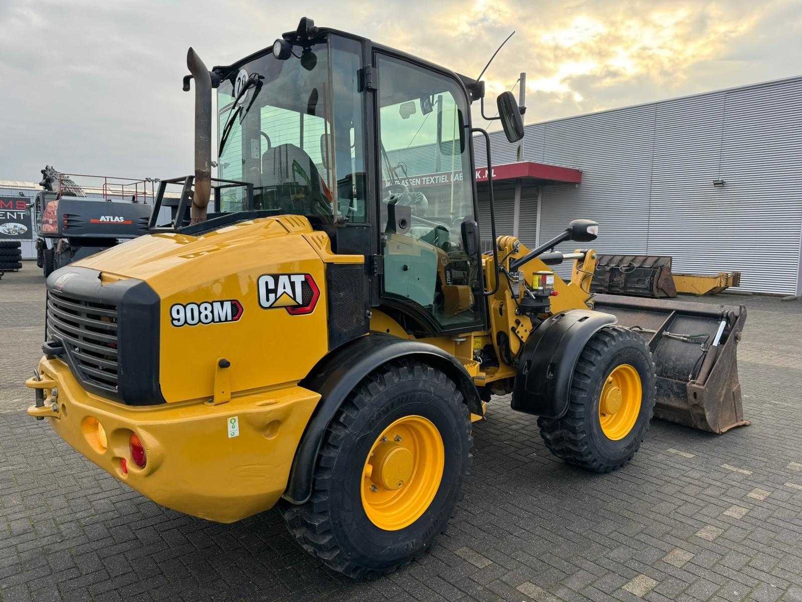 CATERPILLAR 908M front loader