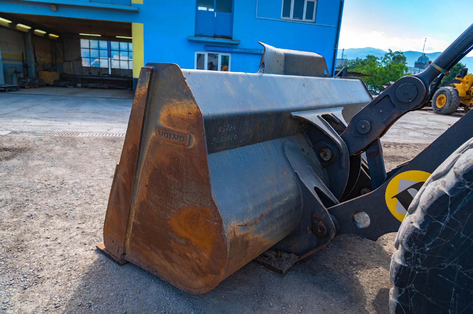 VOLVO L180H front loader