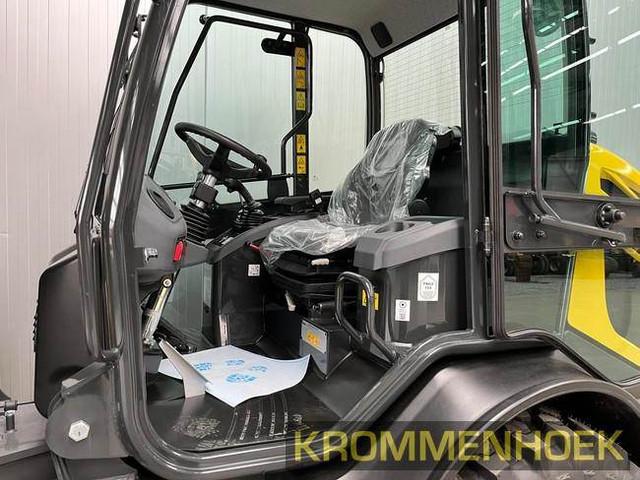 KOMATSU WA70M-8E0 front loader