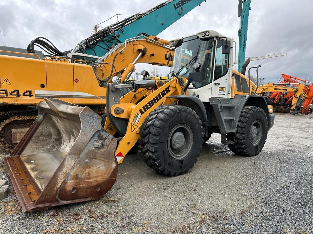 LIEBHERR L 546 front loader