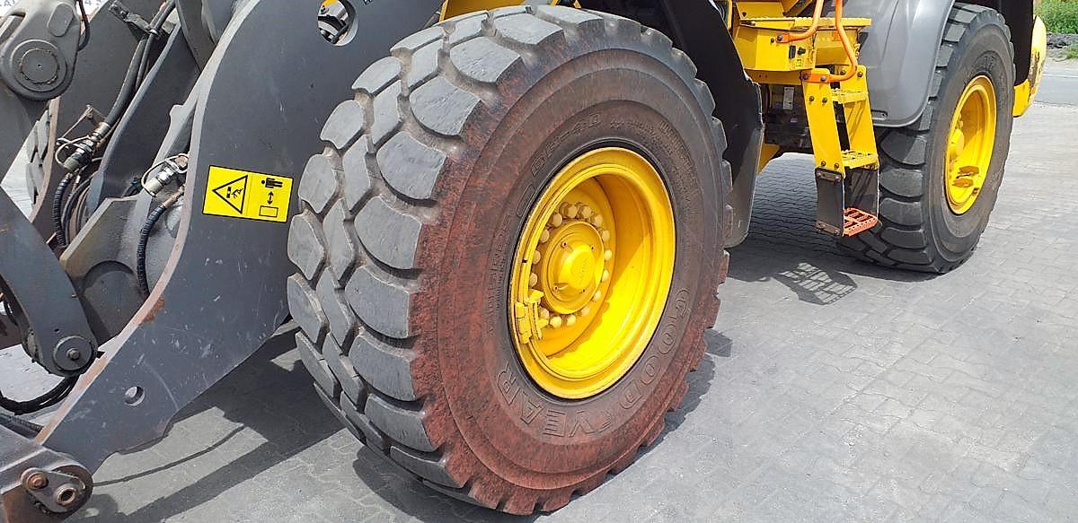 VOLVO L 90 front loader