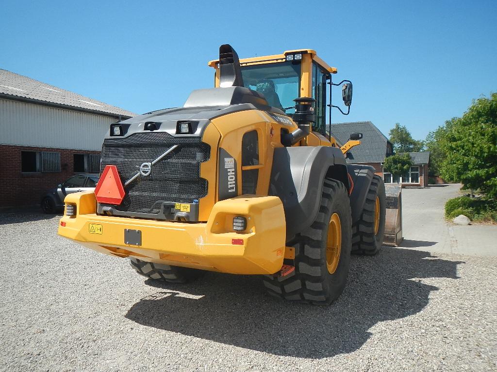 VOLVO L110H front loader