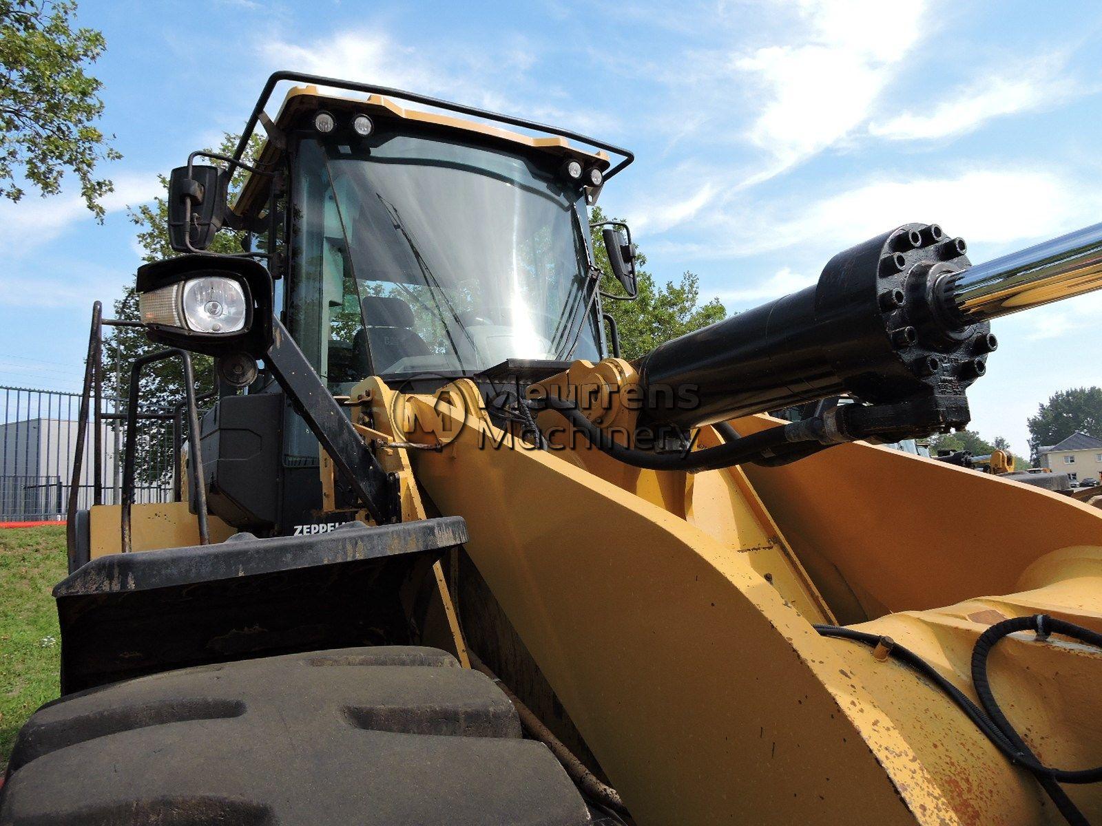 CATERPILLAR 972M front loader