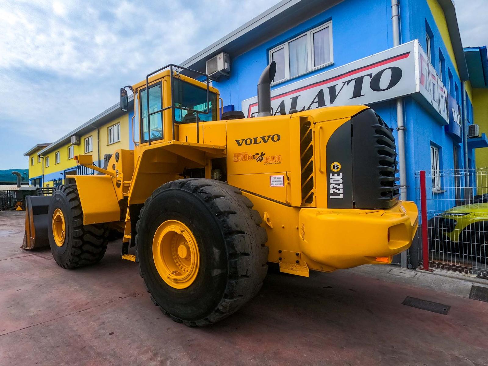 VOLVO L220 front loader