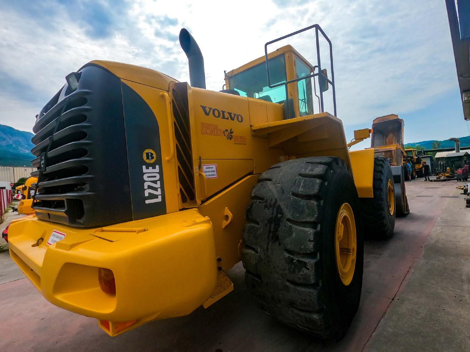 VOLVO L220 front loader