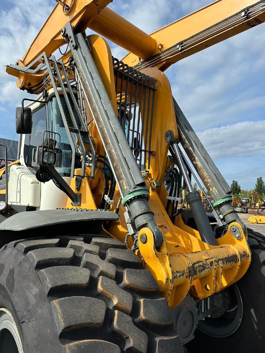 LIEBHERR L 580 front loader