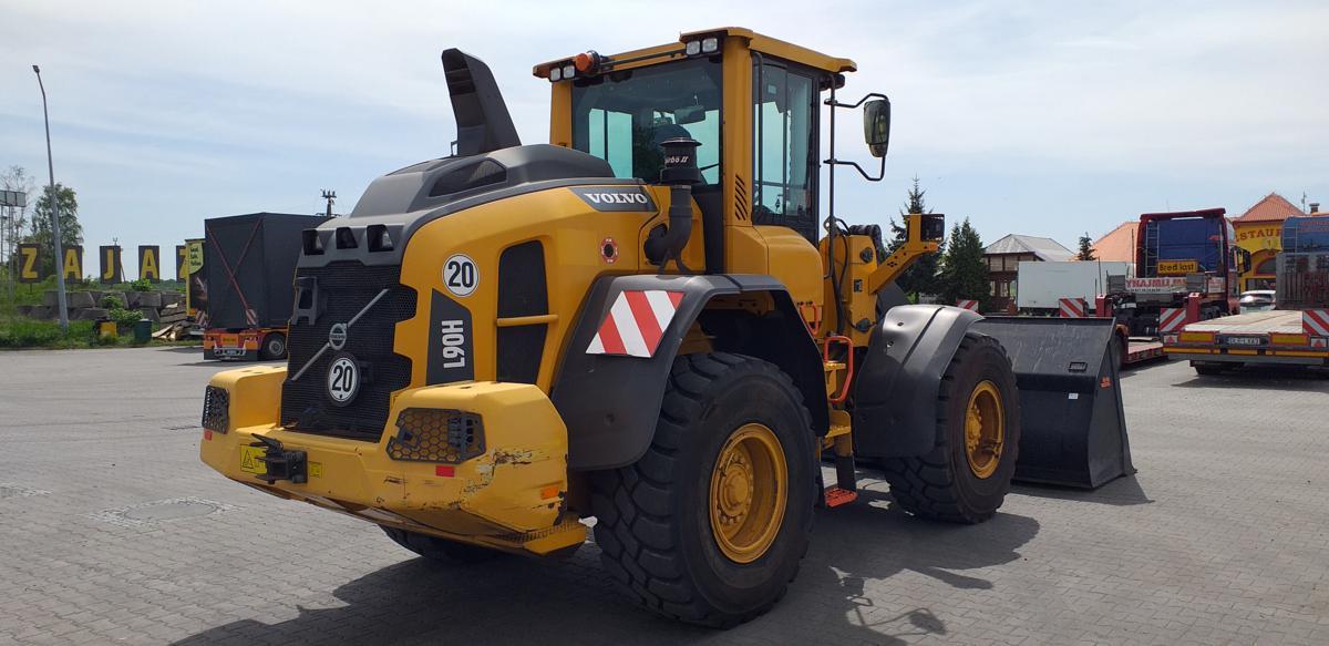 VOLVO L 90 front loader